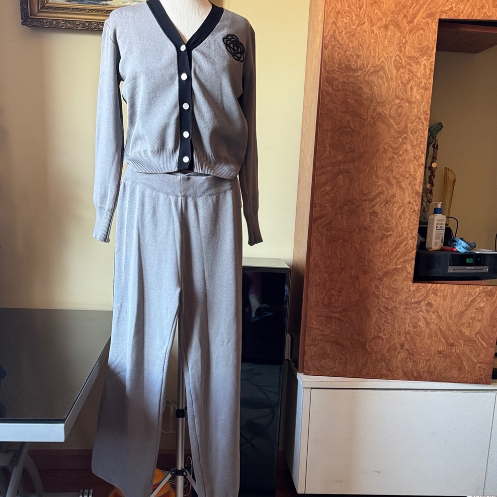 Stylish Gray Women's Cardigan and Pants Set